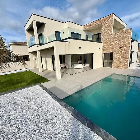 Villa Contemporary With Pool