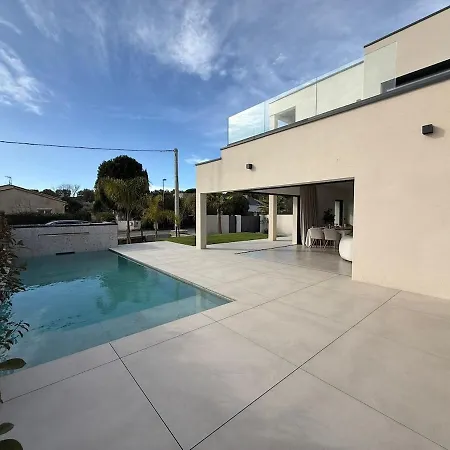 Villa Contemporary With Pool