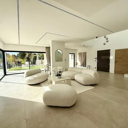 Villa Contemporary With Pool Villetelle