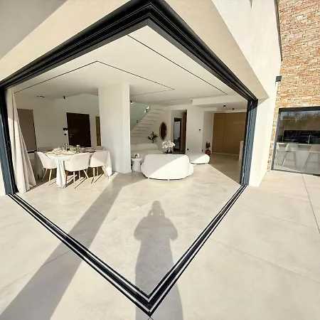 Contemporary With Pool * Villetelle